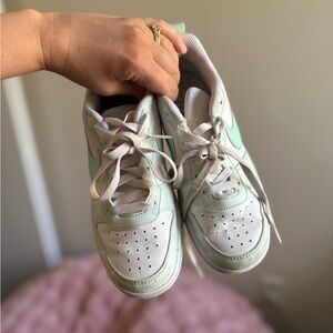 Nike Kids Low-Top Sneakers in Mint and White
